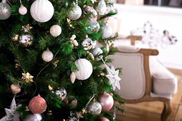 Brinquedos brancos pendurados na árvore de Natal — Fotografia de Stock