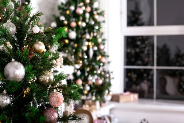 挂在圣诞树上的白色玩具 — 图库照片