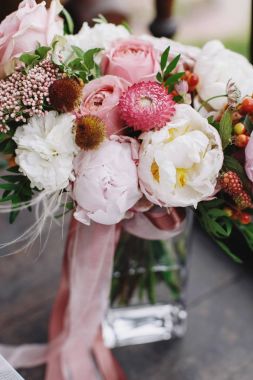 Düğün buketi beyaz ve pembe Gül, peonies ve yeşilliklerle s