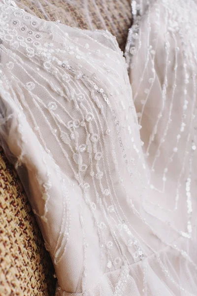 Fermer robe de mariée blanche avec belle dentelle et perles couché — Photo