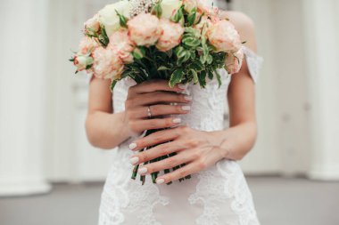 Düğün. Bej ile gelin el buketi manikür. Gelin seks