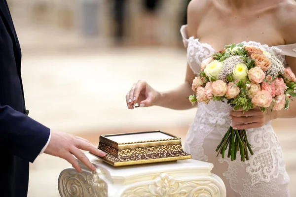 Noiva coloca um anel no dedo do noivo . — Fotografia de Stock