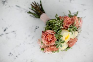 Düğün buket sarı ve turuncu gül mermer masada. Clo