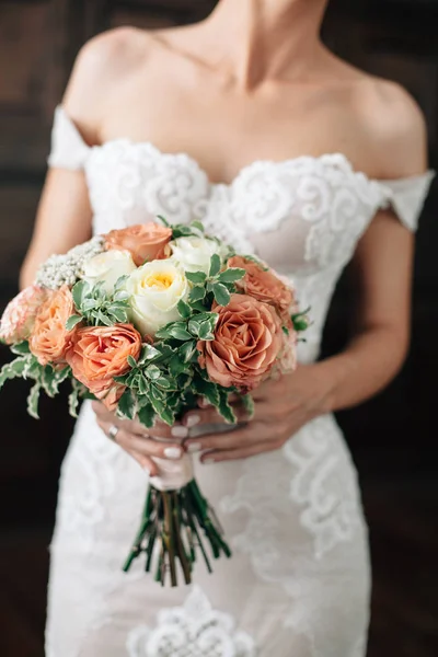 Casamento. Buquê na mão da noiva. Noiva em vestido wtite sexy com r — Fotografia de Stock