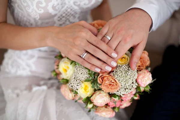 Las manos de la novia y el novio con anillos de boda. — Foto de Stock