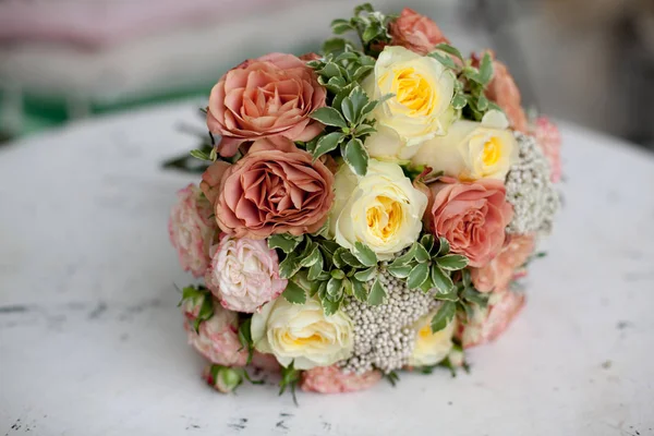 Свадебный букет с желтыми и оранжевыми розами на мраморной столе.Clo — стоковое фото