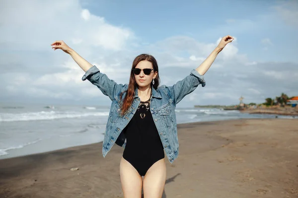 Sorridere la libertà e la felicità donna sulla spiaggia, godendo la natura oceanica durante il viaggio — Foto Stock
