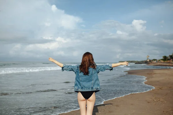 Libertà e felicità donna a piedi sulla spiaggia, godendo duri oceano — Foto Stock