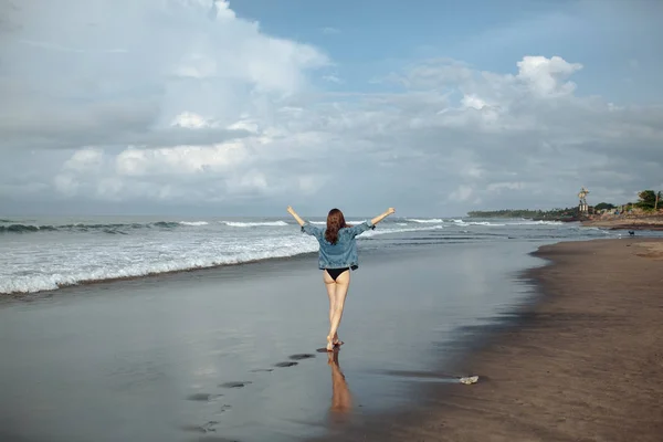 Frihet och lycka kvinnan promenader på stranden, njuta av havet duri — Stockfoto