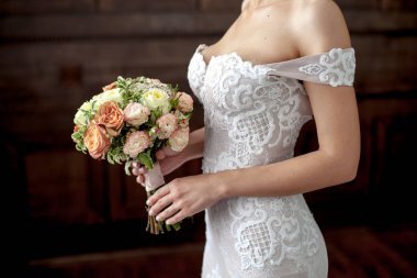 Düğün. Gelin el buketi. Gelin metin için karanlık background.copy yer üzerinde seksi beyaz elbiseli