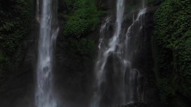Yeşil yağmur ormanlarındaki Şelale 'yi kapatın. Dağ ormanındaki Şelale Sekumpul 'un hava manzarası. Drone yükseliyor. Bali, Endonezya. Seyahat konsepti. Hava görüntüleri.