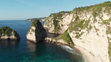 Tropik sahil manzarası, deniz taşları ve turkuaz okyanus, mavi gökyüzü. Atuh Sahili, Nusa Penida Adası, Bali, Endonezya. Seyahat konsepti. İHA