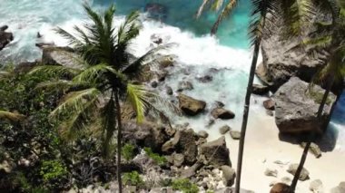 Tropikal plaj, deniz kayaları, turkuaz okyanus ve palmiye ağaçlarının havadan drone fotoğraf. Atuh plajı, Nusa Penida adası, Bali, Endonezya. Tropikal arka plan ve seyahat konsepti