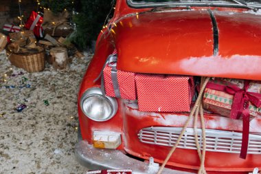 Kapalı, Noel hediyeleriyle dolu bir sandık sihirli kırmızı araba içinde yeni yıl süsleri ve evin dışında kanepe ile süslenmiş çelenkler.