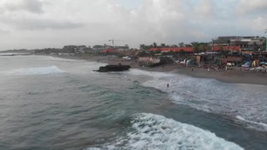 Canggu, Bali, Endonezya - 15 Şubat 2019: Bali 'nin batısında, güzel gökyüzü ile birlikte sörf tahtalarında sörf yapan sörfçülerle okyanus manzarası