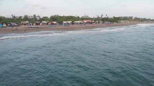 Canggu, Bali, Indonesia - Feb 15 2019: Vista aérea de arriba hacia abajo Vista de la línea en el océano con surfistas en tablas de surf atrapando olas en Canggu ubicado en el oeste de Bali al atardecer — Vídeos de Stock
