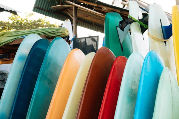 Ensemble de planche de surf colorée à louer sur la plage. Planches de surf multicolores bleues, rouges, blanches différentes tailles et couleurs planches de surf sur pied, location de planches de surf — Photo