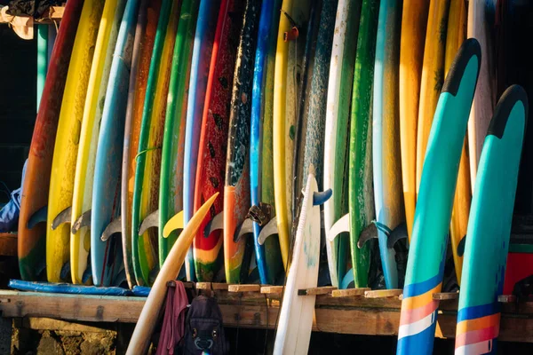 Σύνολο πολύχρωμο surfboard για ενοικίαση στην παραλία. Πολύχρωμες σανίδες surf διαφορετικά μεγέθη και χρώματα σανίδες surfing στο περίπτερο, ιστιοσανίδες ενοικίασης θέση — Φωτογραφία Αρχείου