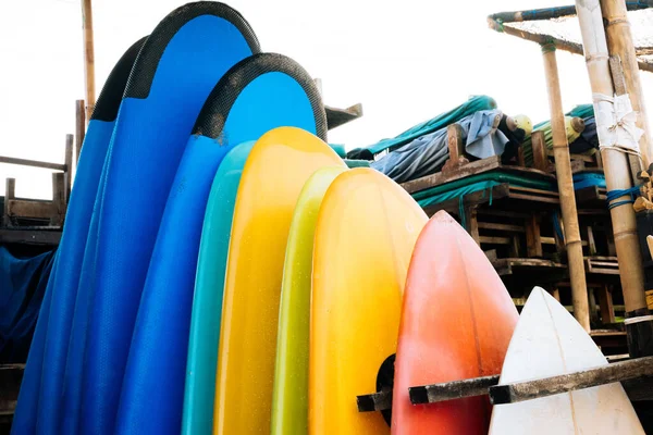 ビーチでの家賃のためのカラフルなサーフボードのセット。多色のサーフボードスタンドの異なるサイズと色のサーフボード、サーフボードのレンタル場所 — ストック写真