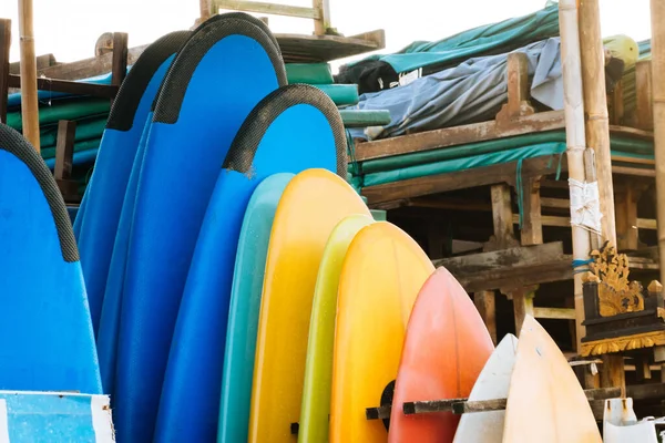 Ensemble de planches de surf de différentes couleurs dans une pile par ocean.Bali.Indonesia. Planches de surf sur une plage de sable fin à louer. Cours de surf sur la plage de Weligama, Sri Lanka. — Photo