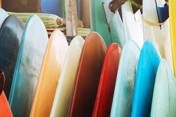 Close up Ensemble de planches de surf colorées à louer sur la plage. Planches de surf multicolores différentes tailles et couleurs planches de surf sur pied, location de planches de surf lieu — Photo