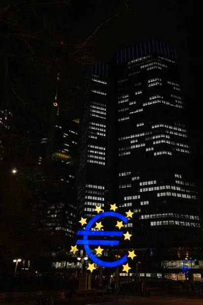 Signo de escultura Euro neón frente al BCE Eurotower en luces nocturnas en Frankfurt am Main, Alemania — Foto de Stock