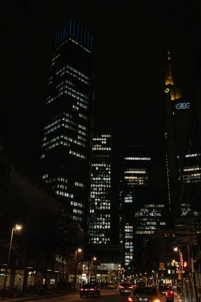 Miasto Frankfurt nad Menem, Niemcy. Drapacz chmur w nocy światła w dzielnicy finansowej. — Zdjęcie stockowe