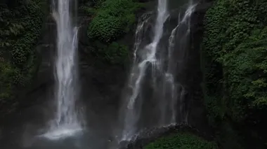 Yeşil yağmur ormanlarındaki Şelale 'yi kapatın. Dağ ormanındaki Şelale Sekumpul 'un hava manzarası. Drone yükseliyor. Bali, Endonezya. Seyahat konsepti. Hava görüntüleri.