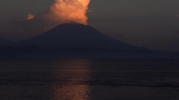 Vulkan Agung utsikt över havet stranden i soluppgången från Nusa Penida Island, Bali, Indonesien. — Stockvideo