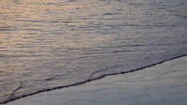 Köpüklü dalgaların siyah volkanik kum okyanus plajı, Bali, Endonezya 'yı sardığı videoyu kapat 