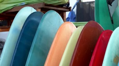 Okyanus kıyısında farklı renkte sörf tahtaları. Kiralık sörf tahtaları. Batu Bolong plajında sörf dersleri, Bali, Endonezya.