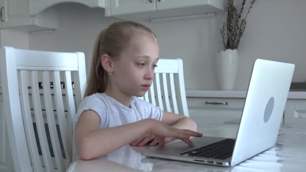 Europeu sorrindo menina loira sentado no laptop estudando on-line em casa, distanciamento social, educação em casa, covid-19 coronavirus conceito . — Vídeo de Stock