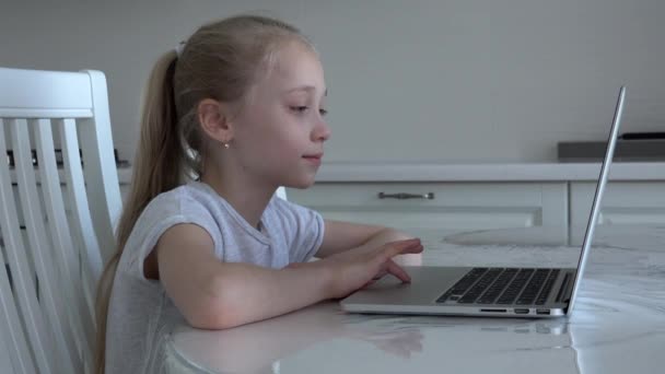 Mooie twee kinderen met behulp van laptop online studeren vanuit huis typen in internet glimlachen, sociale afstand tijdens quarantaine, zelf-isolatie, online onderwijs concept, home schooler — Stockvideo