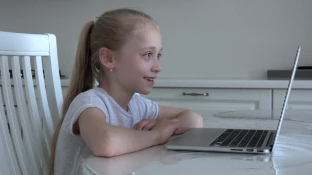 Europees blond gelukkig meisje zitten aan de laptop thuis, met behulp van zoom learning online meeting app, sociale afstand, thuisonderwijs onderwijs, covid-19 coronavirus concept — Stockvideo