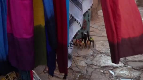 Xales de capa multicoloridos que se movem com vento no mercado de rua em Marrocos, de perto — Vídeo de Stock