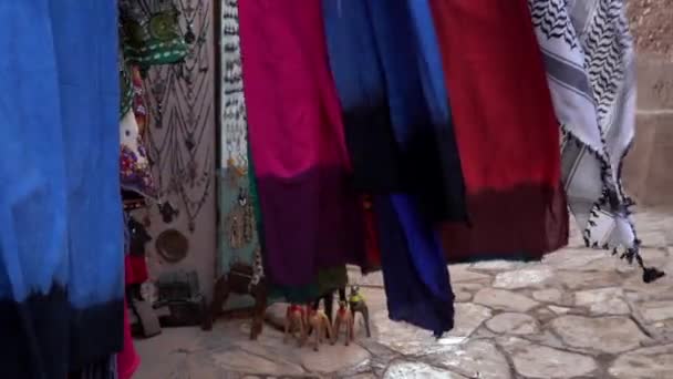 Multicolor Mantelschals bewegen sich im Wind auf dem Straßenmarkt in Marokko, Nahaufnahme Zeitlupe — Stockvideo