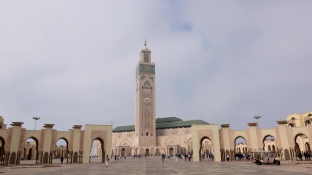 Χασάν ΙΙ Τζαμί και πλατεία σε ηλιόλουστη μέρα στην Καζαμπλάνκα, Μαρόκο — Αρχείο Βίντεο