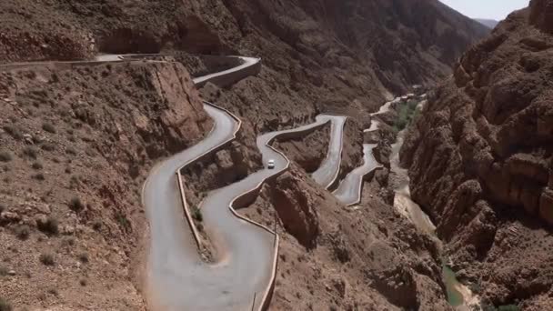 Panoramiczny widok na wietrzną górską drogę w wąwozie Dades, Gorges Du Dades, Maroko — Wideo stockowe