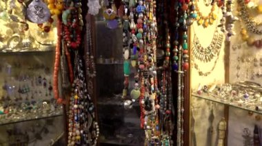 Arap el yapımı el işi el sanatları ile geleneksel Fas Marakeş Pazarı. Renkli taşlı boncuklar, market tezgahında hediyelik eşyalar.. 