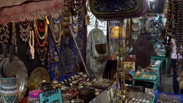 Traditionele Marokkaanse Marrakech bazaar met Arabische handgemaakte ambachtsman product souvenirs, goud en zilver lantaarn decor, vervaardigd in een marktkraam. — Stockvideo