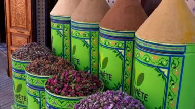 Marakeş 'teki Medine' de bir Fas çarşısında kurutulmuş çiçek, bitki ve baharatla dolu sepetler ve çuvallar.