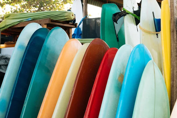 Σύνολο Πολύχρωμο Surfboard Για Ενοικίαση Στην Παραλία Πολύχρωμα Μπλε Κόκκινο — Φωτογραφία Αρχείου