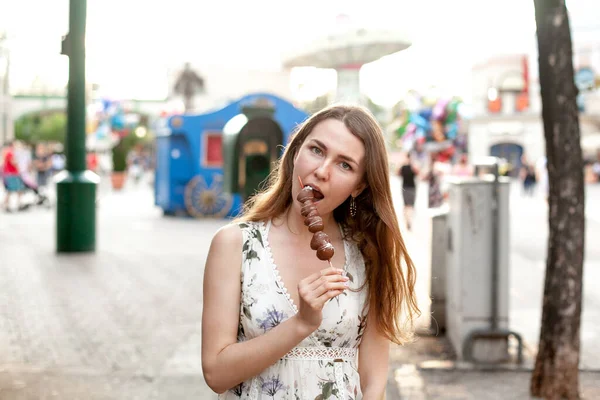 Portré Gyönyörű Mosoly Boldog Fiatal Lány Eper Csokoládé Vidámpark Háttér — Stock Fotó