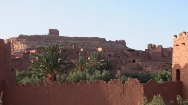 Clay domy Ait Ben Haddou, Maroko v blízkosti Ouarzazate v pohoří Atlas. Starověká pevnost Ksar podél bývalé karavanní cesty mezi Saharou a Marrákešem. — Stock video