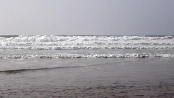 Atlantský oceán pobřeží malebné Maroko pláž. Malé vlny s pěnou. Pohled z písečné pláže za slunečného dne, Legzira pláž, Maroko — Stock video