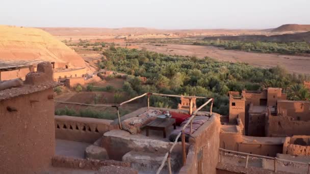 Vista de la azotea desde la antigua fortaleza ksar Ait Ben Haddou con casas de barro, Marruecos cerca de Ouarzazate en las montañas del Atlas . — Vídeos de Stock