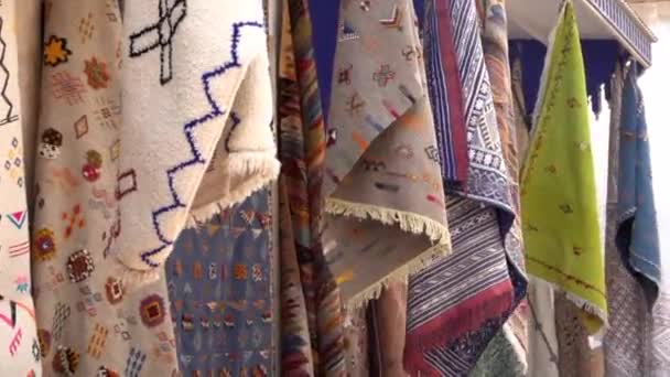 Bunte Teppiche im arabischen Stil bewegen sich im Wind auf dem Straßenmarkt in Marokko, Nahaufnahme — Stockvideo