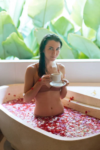 Woman Sitting Stone Bath Tube Tropical Flowers Drink Herbal Tea — 스톡 사진