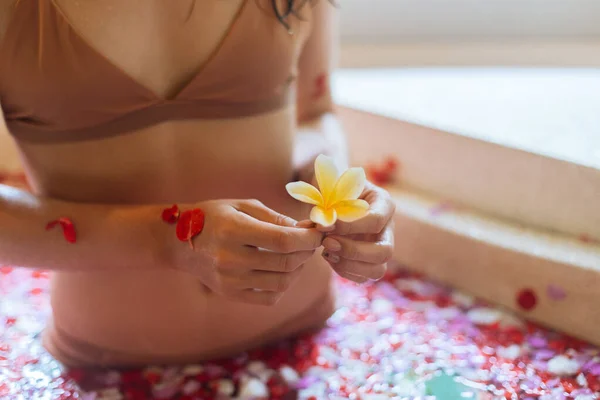 Cerca Manos Femeninas Sosteniendo Flores Tropicales Tubo Baño Piedra Con —  Fotos de Stock