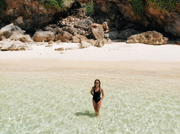 Toeristische Vrouw Met Zwarte Bikini Staand Turquoise Water Wit Zandstrand — Stockfoto